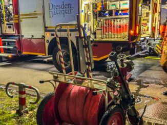 FW Dresden: Brand eines Kinderwagens im Treppenhaus - Drei Personen mit Verdacht auf Rauchgasvergiftung ins Krankenhaus transportiert