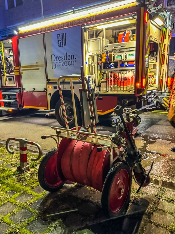 FW Dresden: Brand eines Kinderwagens im Treppenhaus - Drei Personen mit Verdacht auf Rauchgasvergiftung ins Krankenhaus transportiert