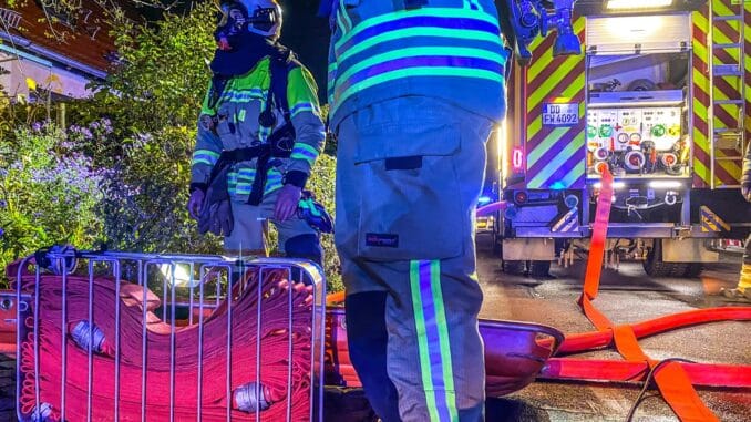 FW Dresden: Brand in Mehrfamilienhaus schnell unter Kontrolle gebracht