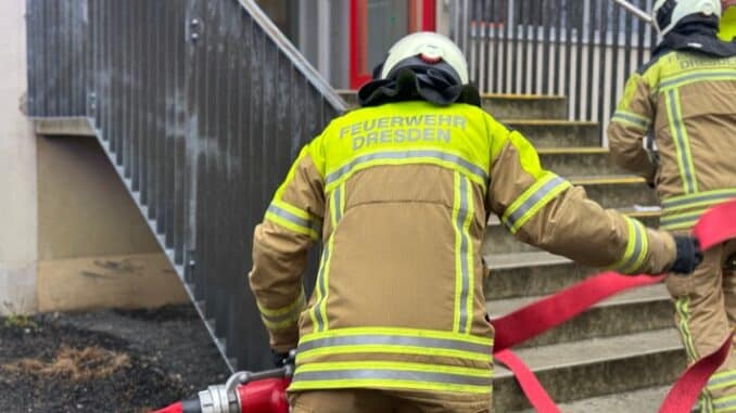 FW Dresden: Brand in Schule für Gehörlose und Hörgeschädigte - keine Verletzten