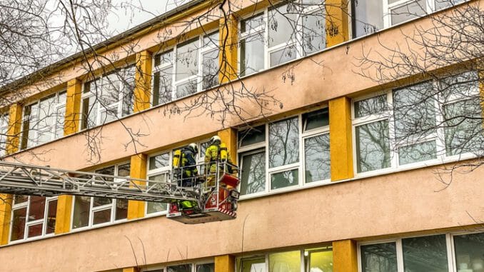 FW Dresden: Brand in der 101. Oberschule &quot;Johannes Gutenberg&quot;