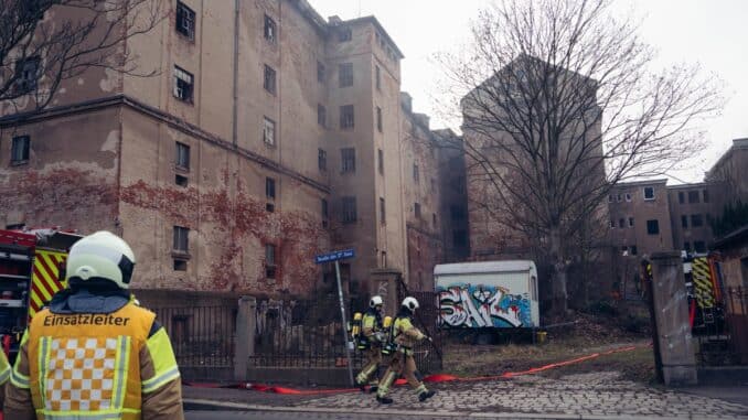 FW Dresden: Brand in ehemaliger Mälzerei in Niedersedlitz - Ausbreitung erfolgreich verhindert