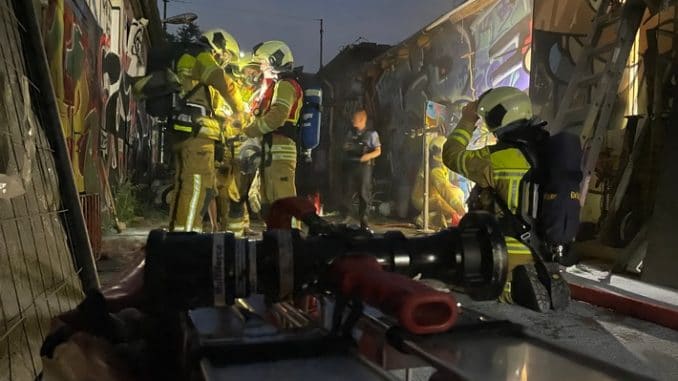 FW Dresden: Brand in einem Lagergebäude