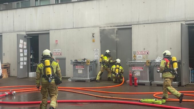 FW Dresden: Brand in einem Lagerraum für Gefahrstoffe