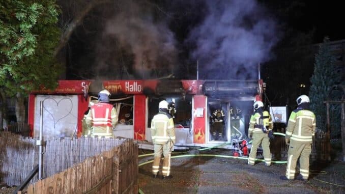 FW Dresden: Brand in einem ehemaligen Imbiss