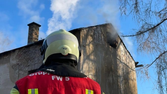 FW Dresden: Brand in einem leerstehenden Gebäude