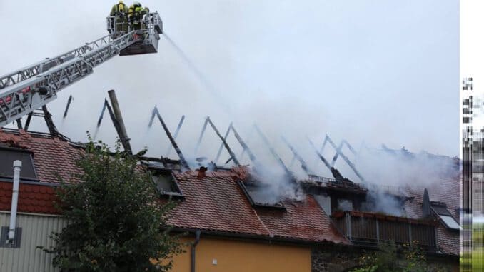 FW Dresden: Dachstuhlbrand