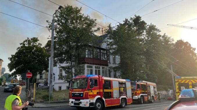 FW Dresden: Dachstuhlbrand in einem Wohngebäude mit zahlreichen Verletzten