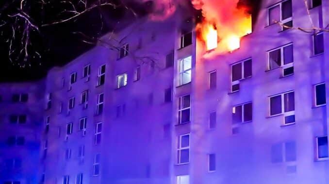 FW Dresden: Ein Verletzter und massiver Gebäudeschaden nach Wohnungsbrand