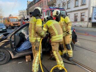 FW Dresden: Feuerwehr befreit Fahrerin aus verunfalltem PKW