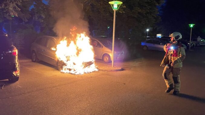 FW Dresden: Feuerwehr löscht brennende Fahrzeuge