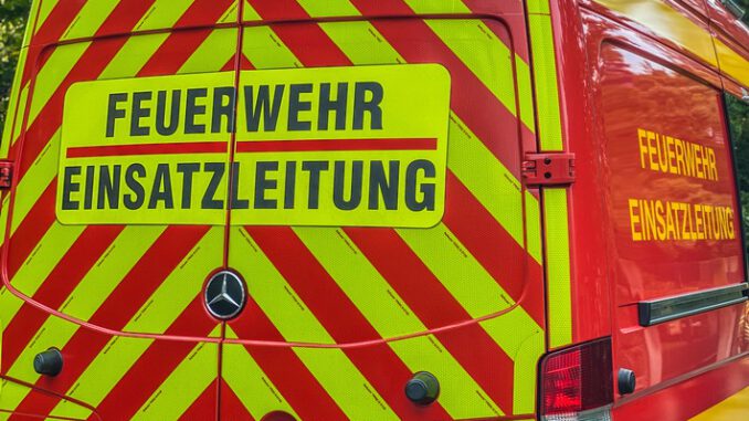 FW Dresden: Feuerwehr rettet Person nach schwerem Verkehrsunfall