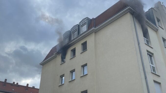 FW Dresden: Feuerwehr rettet fünf Menschen und einen Hund bei ausgedehntem Küchenbrand