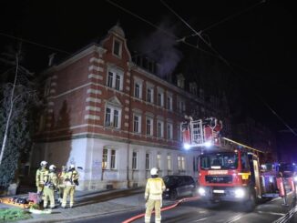 FW Dresden: Feuerwehr und Polizei retten zahlreiche Menschen bei Wohnungsbrand