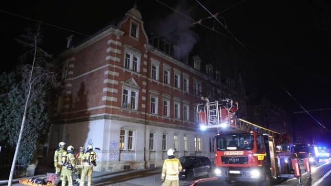 FW Dresden: Feuerwehr und Polizei retten zahlreiche Menschen bei Wohnungsbrand