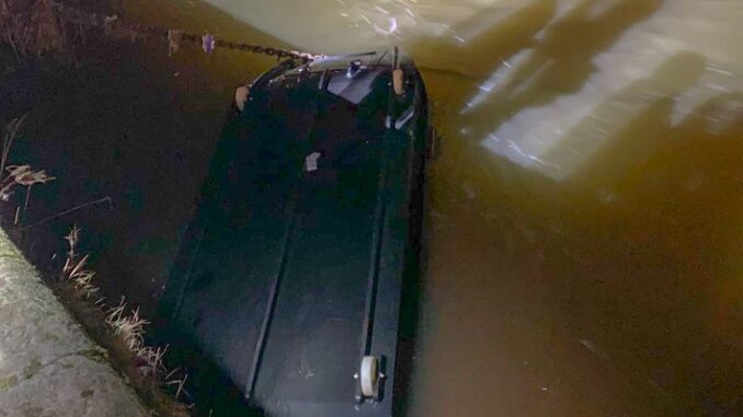 FW Dresden: Feuerwehrboot kentert bei Rettungseinsatz auf der Elbe