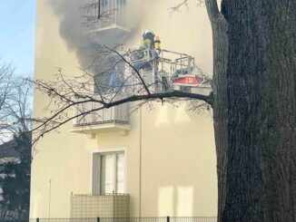 FW Dresden: Frau aus brennender Wohnung gerettet