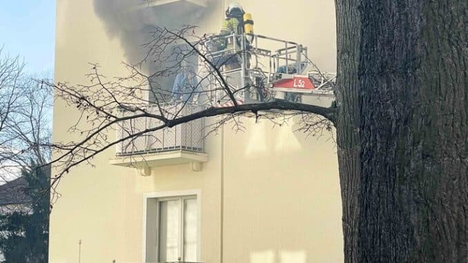 FW Dresden: Frau aus brennender Wohnung gerettet