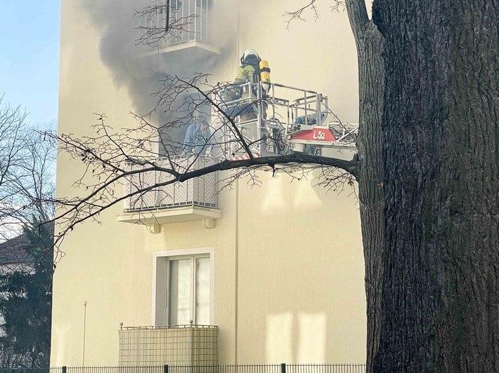 FW Dresden: Frau aus brennender Wohnung gerettet