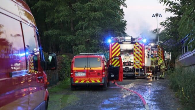 FW Dresden: Garagenbrand