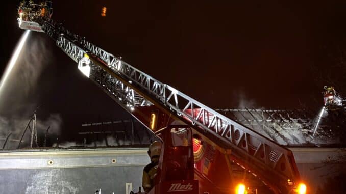 FW Dresden: Großbrand in ehemaliger Eventlocation "Merlins Wunderland": Feuerwehr Dresden verhindert Ausbreitung