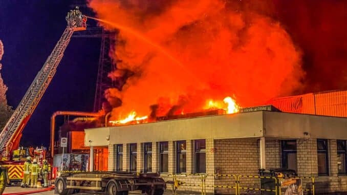 FW Dresden: Großbrand in einem Entsorgungsbetrieb