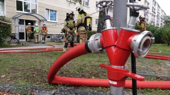 FW Dresden: Kellerbrand - Feuerwehr rettet zahlreiche Personen aus Mehrfamilienhaus