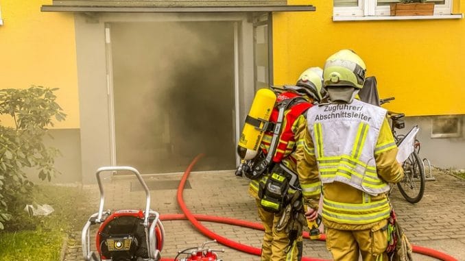 FW Dresden: Kellerbrand in einem Mehrfamiliengebäude