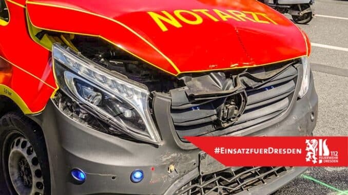FW Dresden: Notarzteinsatzfahrzeug verunglückt auf Einsatzfahrt