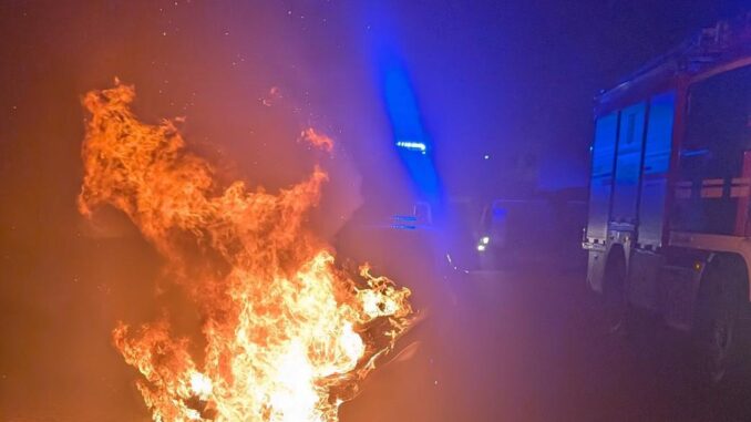 FW Dresden: PKW-Brand: Feuerwehr verhindert Ausbreitung