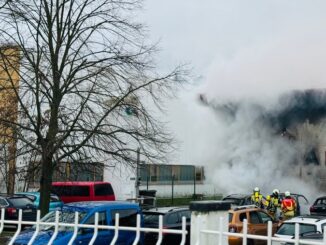 FW Dresden: PKW-Brand greift auf Fassade über