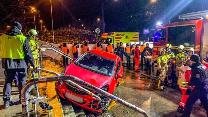 FW Dresden: PKW fährt auf Eingangstreppe zum Rudolf-Harbig-Stadion - drei Verletzte