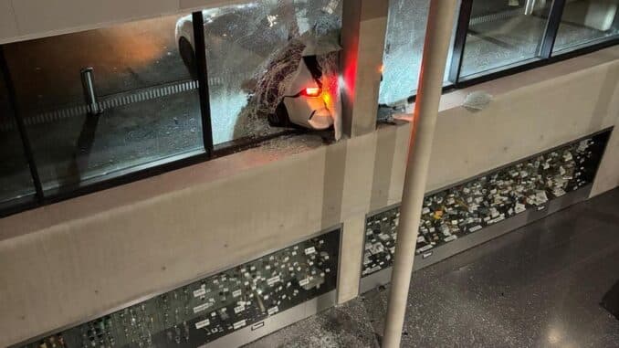 FW Dresden: PKW prallt gegen Glasfassade der TU Dresden - Fahrerin unverletzt