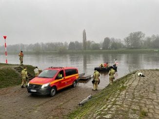 FW Dresden: Person in Elbe