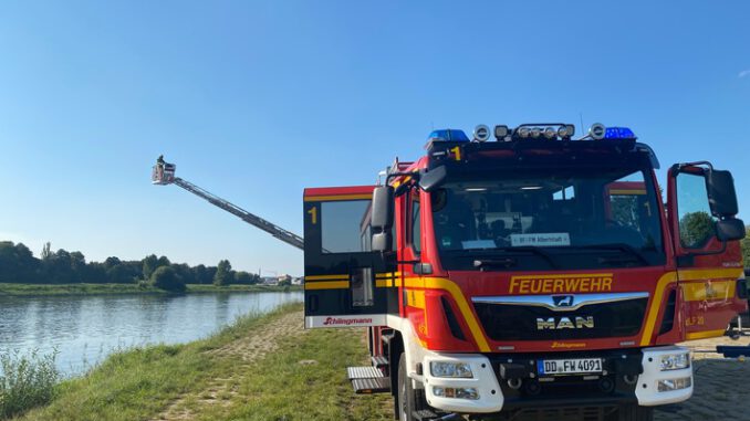 FW Dresden: Person treibt in Elbe