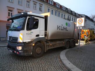 FW Dresden: Personenrettung aus Müllfahrzeug