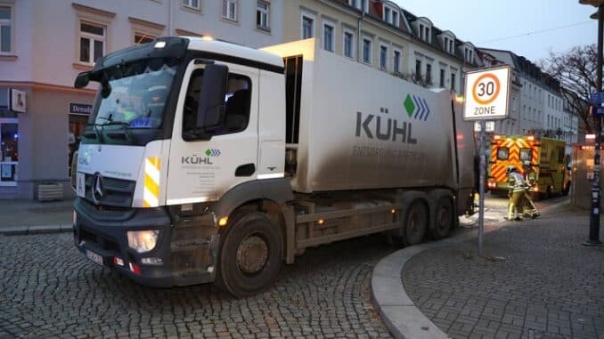 FW Dresden: Personenrettung aus Müllfahrzeug