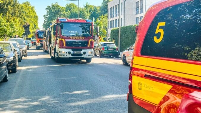 FW Dresden: Rauchentwicklung aus Wohngebäude