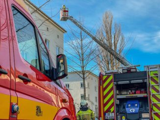 FW Dresden: Rauchentwicklung in einem Mehrfamilienhaus