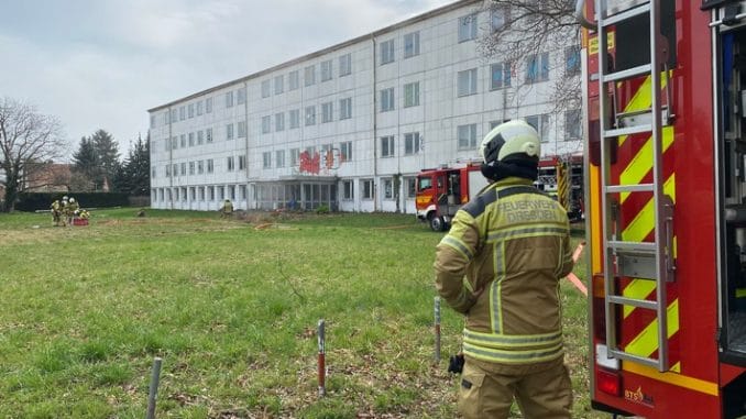 FW Dresden: Rauchentwicklung in einem leerstehenden Gebäude