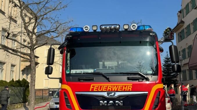 FW Dresden: Rauchwarnmelder alarmiert die Nachbarn - Wohnungsbrand