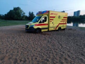 FW Dresden: Rettungseinsatz an der Kiesgrube Leuben - Rettungswagen fährt sich fest