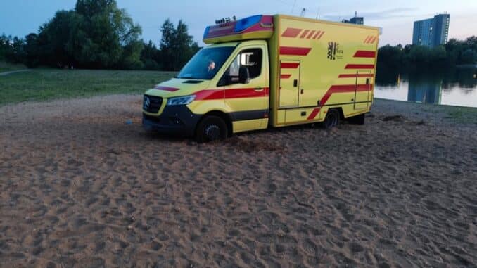 FW Dresden: Rettungseinsatz an der Kiesgrube Leuben - Rettungswagen fährt sich fest