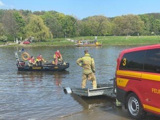 FW Dresden: Rettungseinsatz auf der Elbe