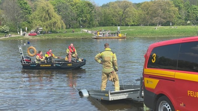 FW Dresden: Rettungseinsatz auf der Elbe
