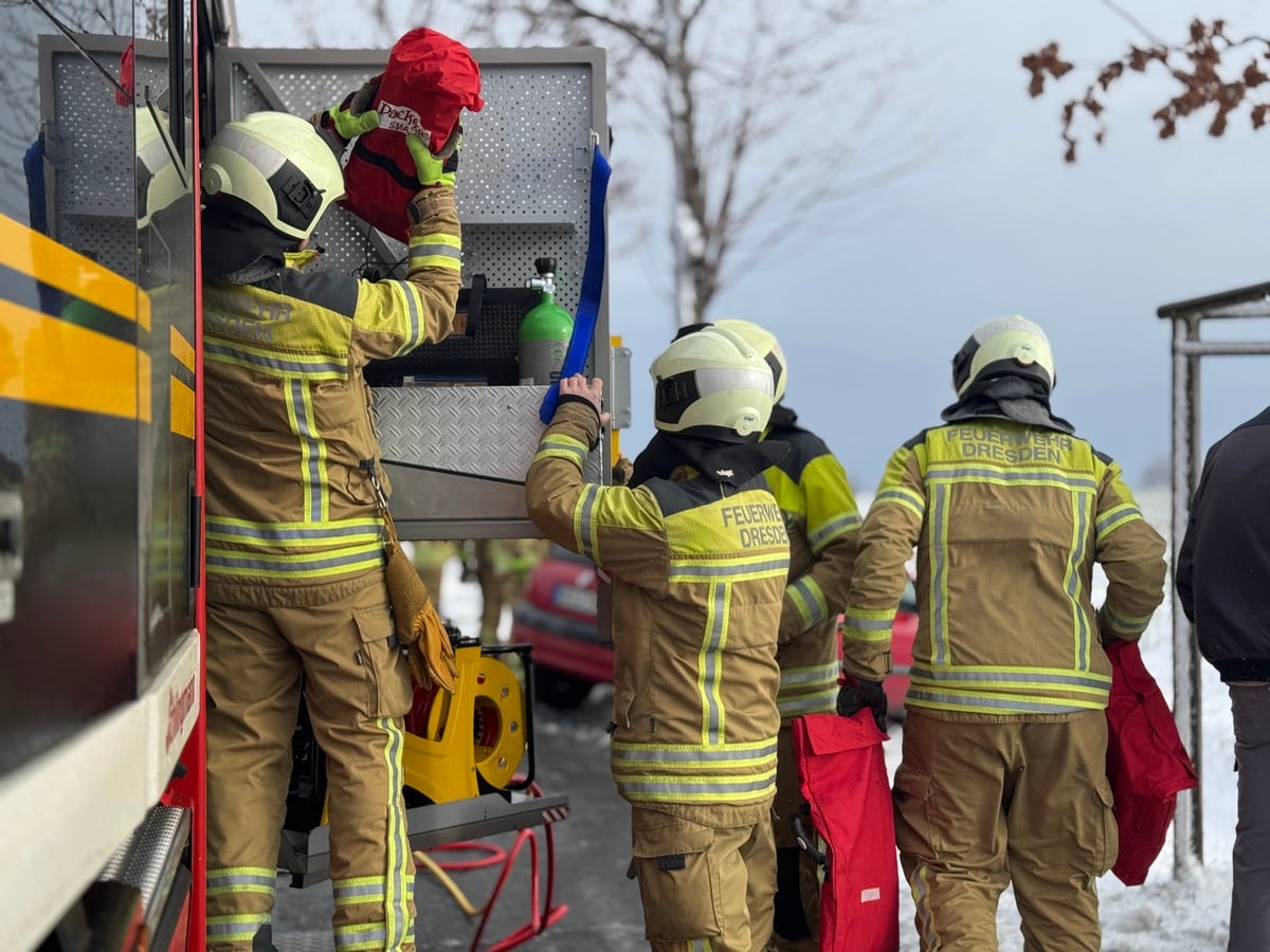 FW Dresden: Schwerer Verkehrsunfall: Pkw prallt gegen Baum - Fahrer eingeklemmt