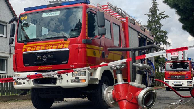 FW Dresden: Sofa gerät in Brand