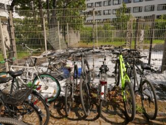 FW Dresden: Starke Rauchentwicklung in der Südvorstadt und Personenrettung nach Verkehrsunfall