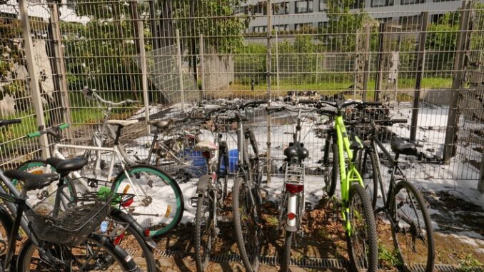 FW Dresden: Starke Rauchentwicklung in der Südvorstadt und Personenrettung nach Verkehrsunfall