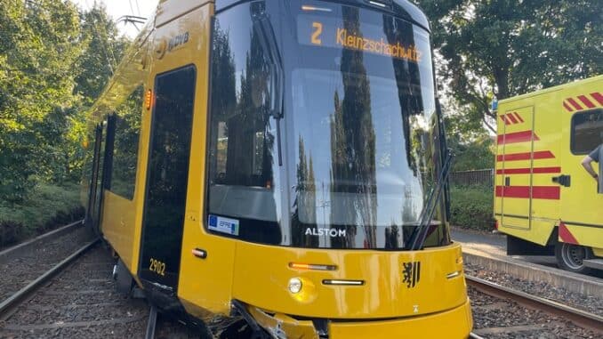 FW Dresden: Straßenbahn gleist bei Verkehrsunfall aus